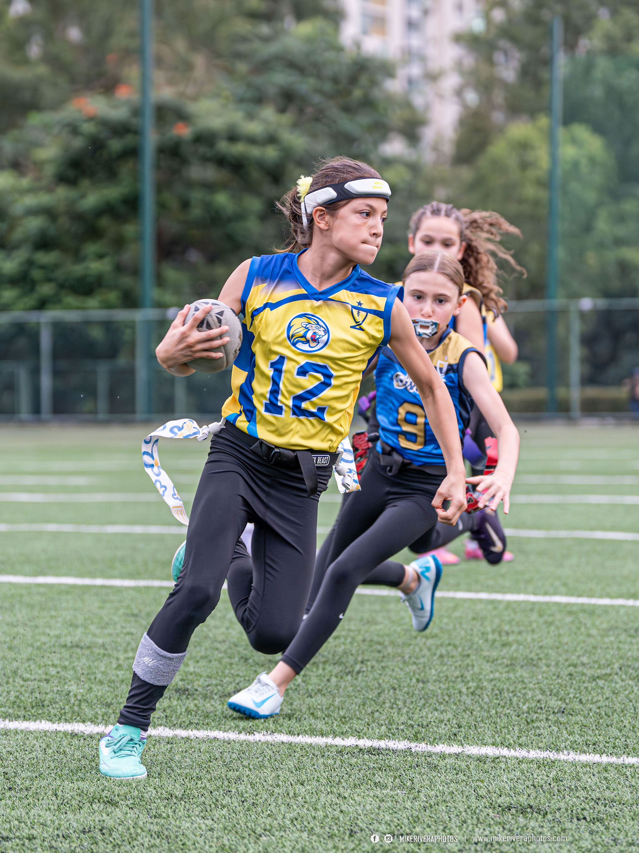Jugadora corriendo con el balón